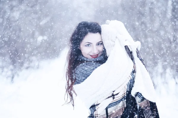 Menina bonita em uma bela neve de inverno — Fotografia de Stock