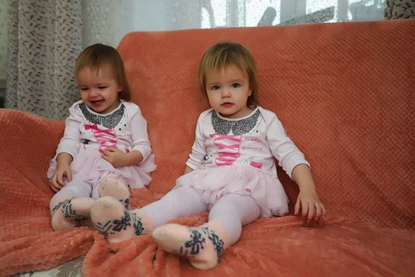 쌍둥이 여 아와 젊은 가족 — 스톡 사진