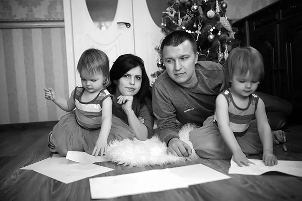 Familie mit Zwillingsmädchen — Stockfoto