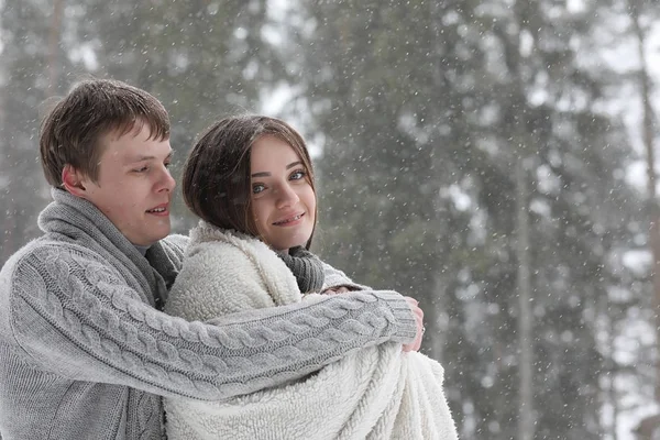 Par de amantes em uma tarde de inverno de data em uma nevasca de neve — Fotografia de Stock