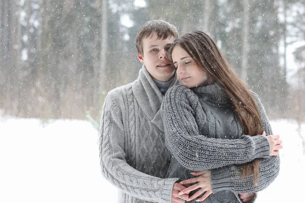 Par de amantes em uma tarde de inverno de data em uma nevasca de neve — Fotografia de Stock