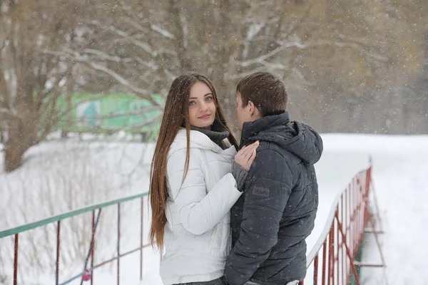Para kochanków w dniu zimowego popołudnia w blizzard śnieg — Zdjęcie stockowe