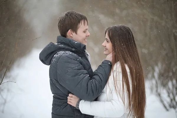 Dvojice milenců v den zimního odpoledne ve sněhové vánici — Stock fotografie