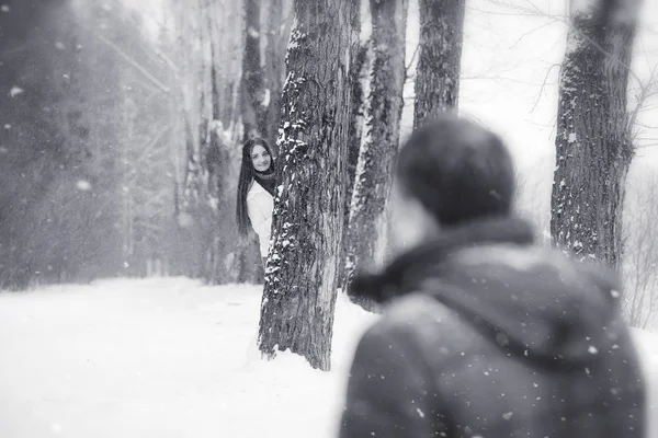 A loving couple on a winter walk. Man and woman on a date in the — Stock Photo, Image