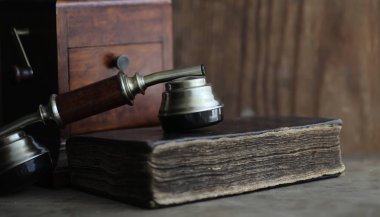 Eski telefon ve retro kitap masanın üzerinde. Geçmişte telefon