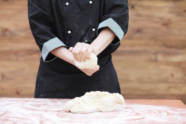 aşçı un masaya pişirme için yapar