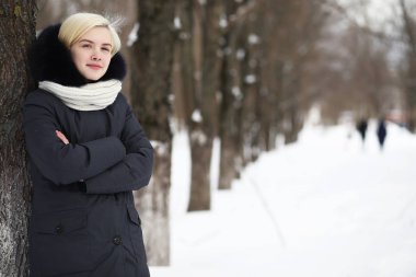 Genç ve güzel bir kız kış parkında yürüyüşe çıkmış.