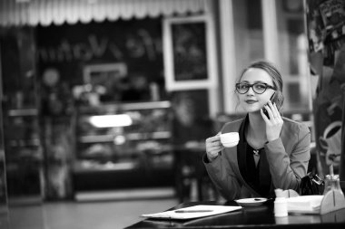 Bir iş toplantısında güzel kadın