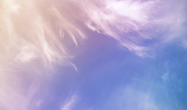 Beyaz bir gökyüzünde bulutlar