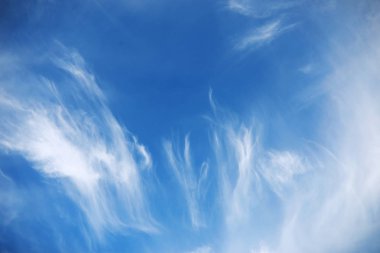 Mavi gökyüzünde beyaz bulutlar