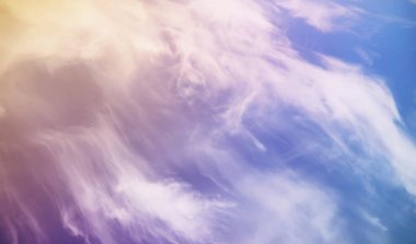 Beyaz bir gökyüzünde bulutlar