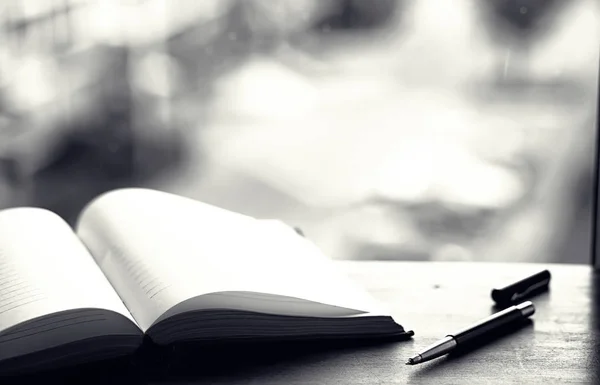 Livro aberto e uma mesa em preto e branco — Fotografia de Stock