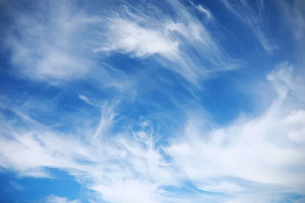 Nubes blancas en un cielo azul — Foto de Stock