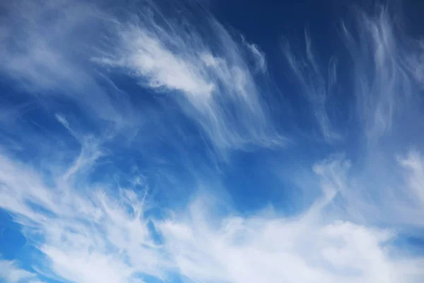 Nubes blancas en un cielo azul — Foto de Stock