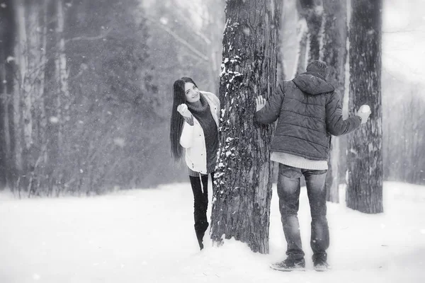 Una pareja cariñosa en un paseo de invierno. Hombre y mujer en una cita en el —  Fotos de Stock