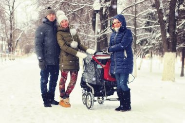 arkadaşlar bir bebek arabası ile kışın