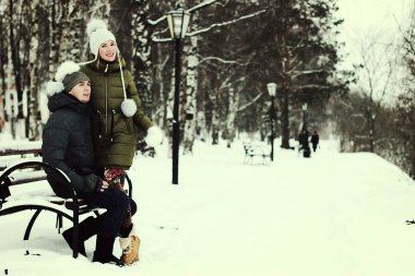 Genç çift tatilde.