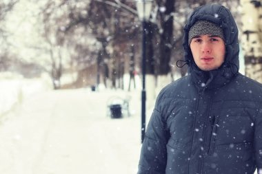 Yalnız erkeklerin sakal kış