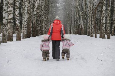 Çocuklar, kışın Parkta yürümek. Bir aile ile kış orman