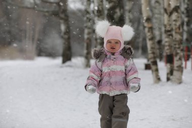 Çocuklar, kışın Parkta yürümek. Bir aile ile kış orman