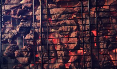 Barbekü charco üzerinde yemek pişirmek için bir ızgara kıyılmış et dilimleri