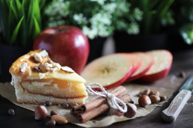 Tarçın ve meyve lezzetli pasta