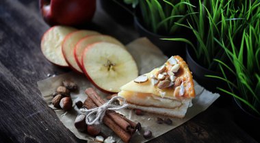 Tarçın ve ahşap bir masa üzerinde elma turtası. Taze pasta zekâ