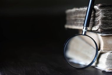 eski retro kitap yığını