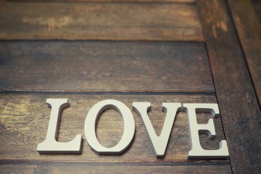 Word'den aşk ahşap harfler arka plan üzerinde