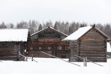 Rus Kuzey ormanında Retro ahşap ev