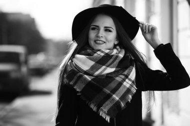 Bir genç kızın bir yolda siyah ve beyaz fotoğraf