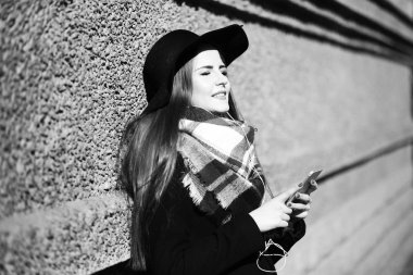 Bir genç kızın bir yolda siyah ve beyaz fotoğraf