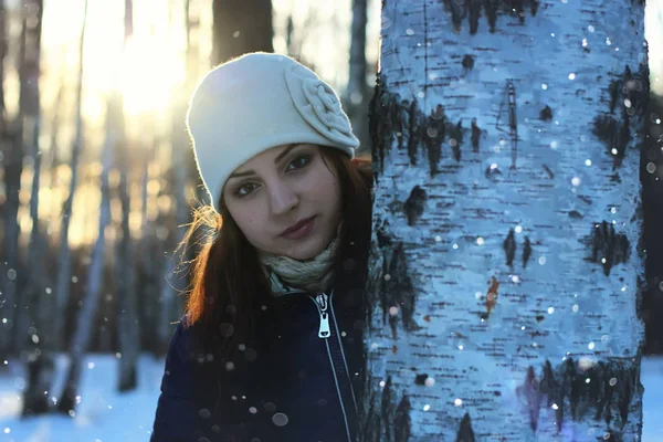 Θηλυκό πορτρέτο χειμώνα χιόνι — Φωτογραφία Αρχείου