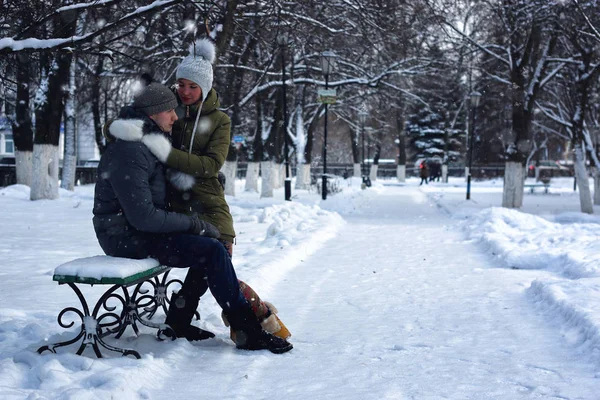 Amantes en un banco en invierno — Foto de Stock