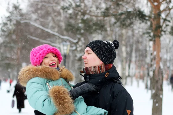 커플 남자 여자 겨울 운반 — 스톡 사진