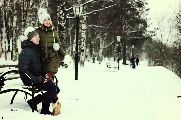 Genç çift tatilde.