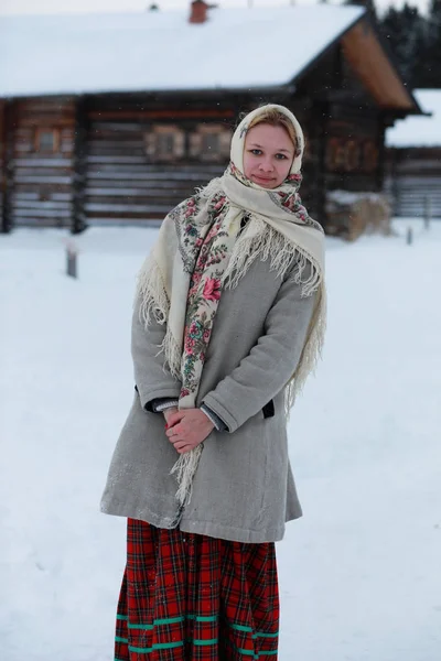 Młode dziewczyny w tradycyjnych strojach rosyjskiej północy w zimie — Zdjęcie stockowe