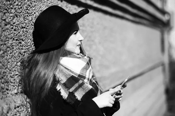 Bir genç kızın bir yolda siyah ve beyaz fotoğraf