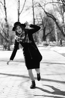 Bir genç kızın bir yolda siyah ve beyaz fotoğraf