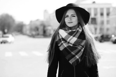 Bir genç kızın bir yolda siyah ve beyaz fotoğraf