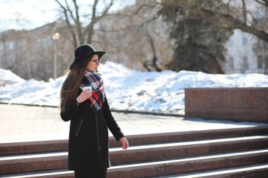 Güneşli havalarda bir yürüyüşte kız