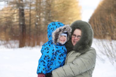 Çocuk kış parkında elinde tutuyormuş.