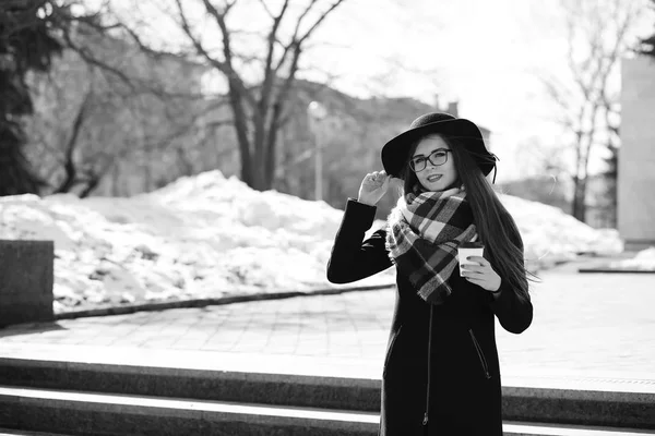 Black and white photo of a young girl on a walk — Stock Photo, Image