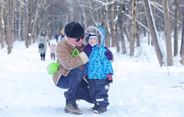 Passeggiate in famiglia sul Winter Park durante il fine settimana — Foto Stock