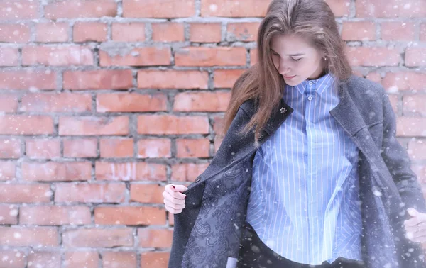 Chica joven al aire libre en invierno. Modelo chica posando al aire libre en un w — Foto de Stock