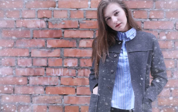 Jong meisje buiten in de winter. Model meisje poseren buitenshuis op een w — Stockfoto