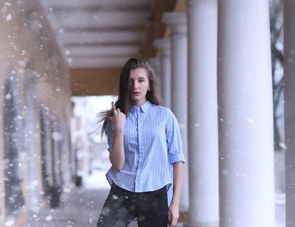 Menina jovem ao ar livre no inverno. Modelo menina posando ao ar livre em um w — Fotografia de Stock