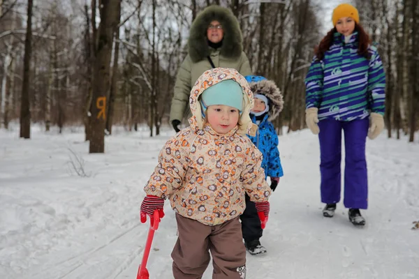 Familia con niños en el parque de invierno el fin de semana — Foto de Stock