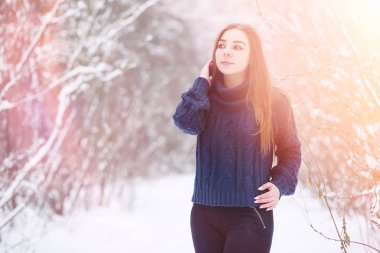 Genç bir kız bir kış parkta bir yürüyüş. Noel tatili t