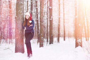 Genç bir kız bir kış parkta bir yürüyüş. Noel tatili t